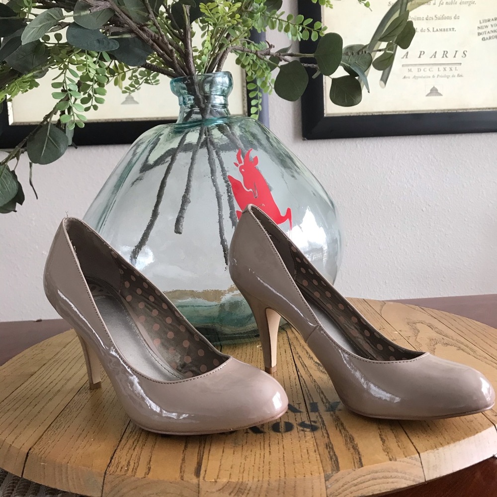 Sz 9M Fergalicious beige/taupe pumps